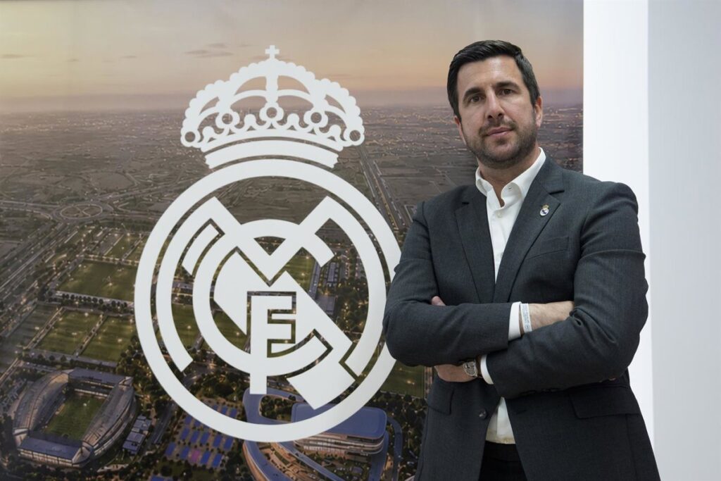 Raúl González en el banquillo del Juvenil A, símbolo del proyecto de Riquelme para recuperar la esencia madridista
