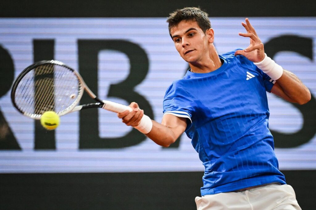 Rafael Jódar, agotado, mira hacia arriba en la Philippe-Chatrier tras caer ante Zverev en cuartos de Roland Garros 2024