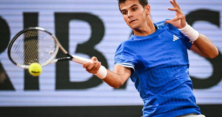 Rafael Jódar, agotado, mira hacia arriba en la Philippe-Chatrier tras caer ante Zverev en cuartos de Roland Garros 2024