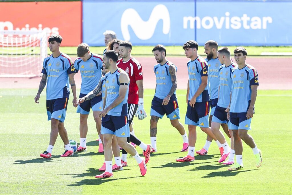 Bernal y Gavi en acción durante el amistoso España-Irak en el Riazor, con la presión del Mundial 2026 al fondo