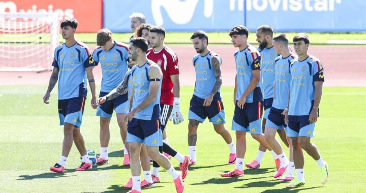 Bernal y Gavi en acción durante el amistoso España-Irak en el Riazor, con la presión del Mundial 2026 al fondo