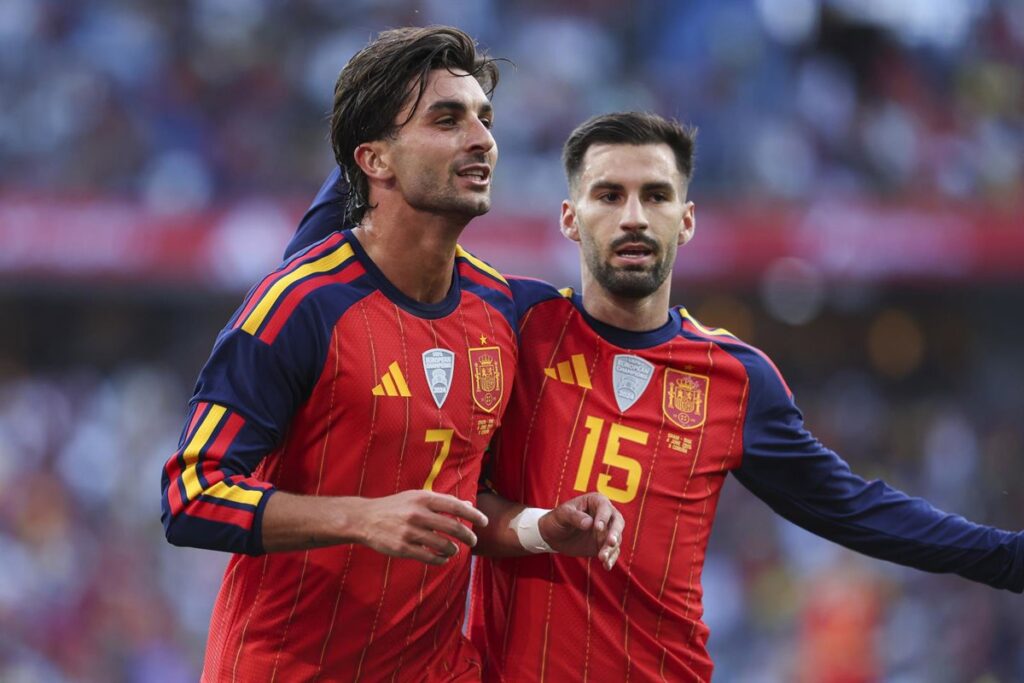 Jugadores de España e Irak en acción durante el amistoso en Riazor, con 8 debutantes en el equipo español antes del Mundial 2026