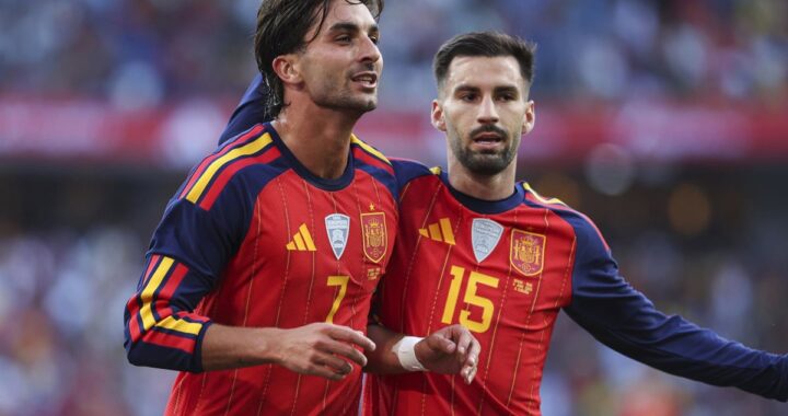 Jugadores de España e Irak en acción durante el amistoso en Riazor, con 8 debutantes en el equipo español antes del Mundial 2026