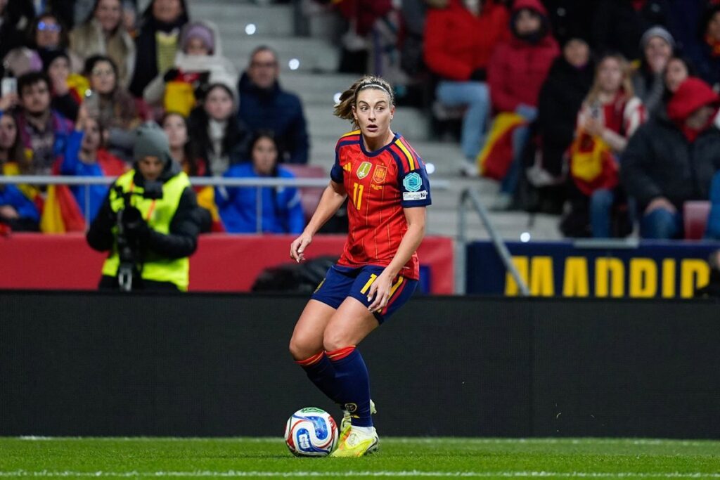 Alexia Putellas celebra su segundo gol en el 4-0 de España a Inglaterra, con el estadio de Mallorca de fondo y sus compañeras abrazándola