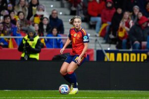 Alexia Putellas celebra su segundo gol en el 4-0 de España a Inglaterra, con el estadio de Mallorca de fondo y sus compañeras abrazándola
