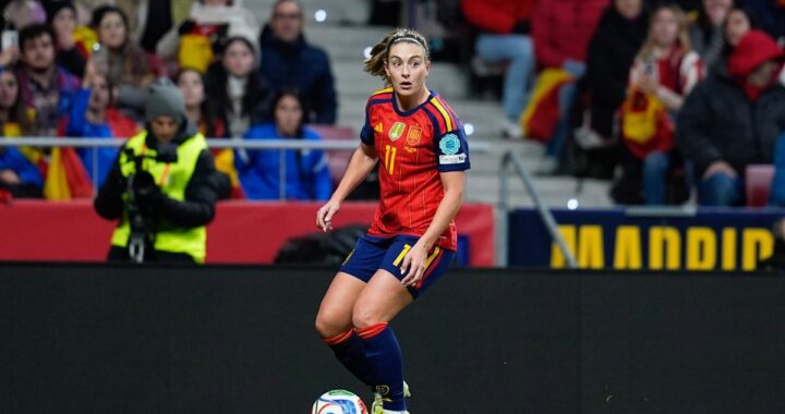 Alexia Putellas celebra su segundo gol en el 4-0 de España a Inglaterra, con el estadio de Mallorca de fondo y sus compañeras abrazándola