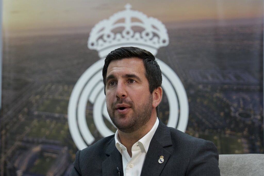 Enrique Riquelme en rueda de prensa denunciando la crisis financiera del Real Madrid con gráficos de deuda