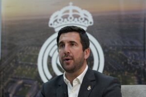 Enrique Riquelme en rueda de prensa denunciando la crisis financiera del Real Madrid con gráficos de deuda