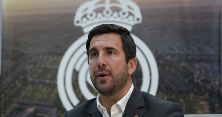 Enrique Riquelme en rueda de prensa denunciando la crisis financiera del Real Madrid con gráficos de deuda