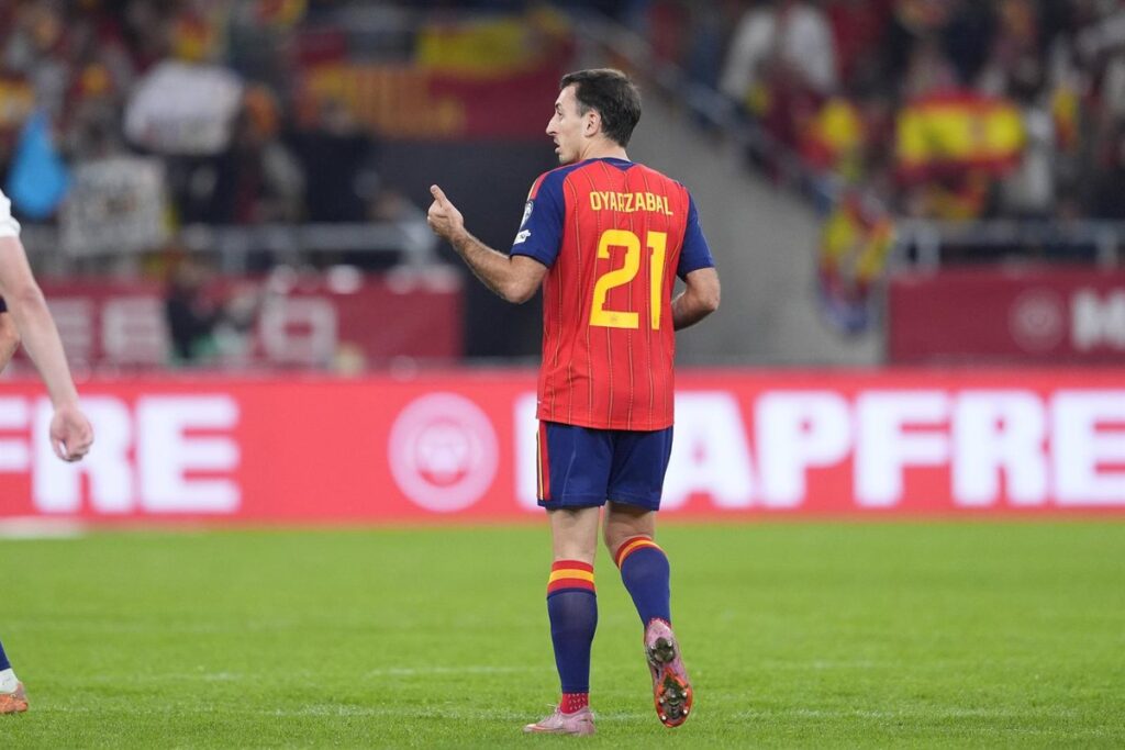 Jugadores de España celebran gol en amistoso contra Perú, mostrando su estilo ofensivo y táctico previo al Mundial 2026