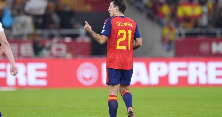 Jugadores de España celebran gol en amistoso contra Perú, mostrando su estilo ofensivo y táctico previo al Mundial 2026