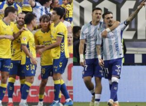 Jugadores del Málaga CF en acción durante el playoff de ascenso en La Rosaleda