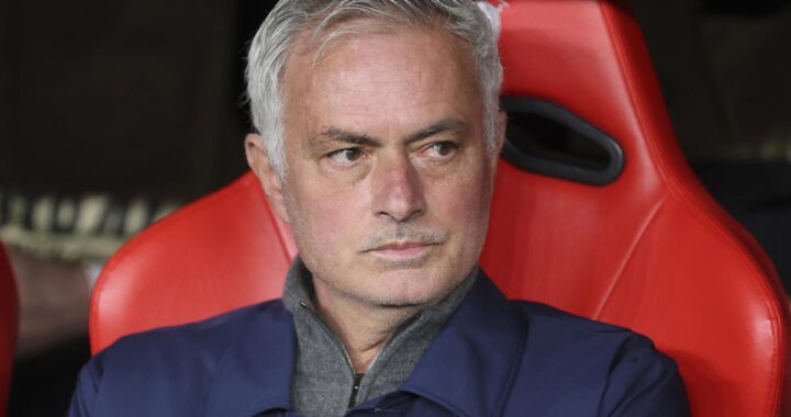 José Mourinho en rueda de prensa como entrenador del Real Madrid, tras su récord fichaje por 15 millones