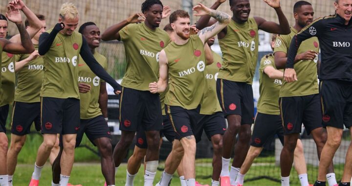 Jugadores de Canadá y Bosnia en acción durante el partido del Mundial en el BMO Field de Toronto