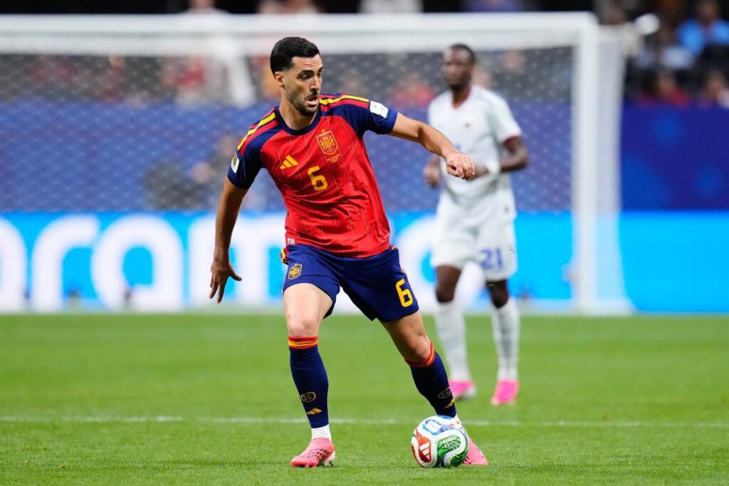 Mikel Merino en rueda de prensa analizando el partido de España contra Arabia Saudí