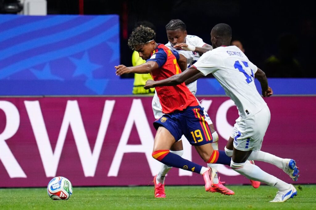 Jugadores de España y Arabia Saudí en acción durante el partido del Mundial en Atlanta