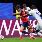 Jugadores de España y Arabia Saudí en acción durante el partido del Mundial en Atlanta