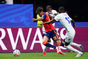 Jugadores de España y Arabia Saudí en acción durante el partido del Mundial en Atlanta