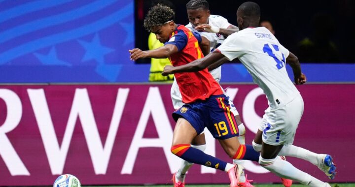Jugadores de España y Arabia Saudí en acción durante el partido del Mundial en Atlanta