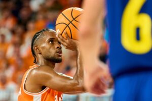 Valencia Basket celebra victoria contundente 102-75 sobre Barça en final de baloncesto