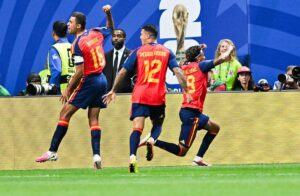 Jugadores de España y Uruguay en acción durante el partido del Mundial en el Estadio Akron