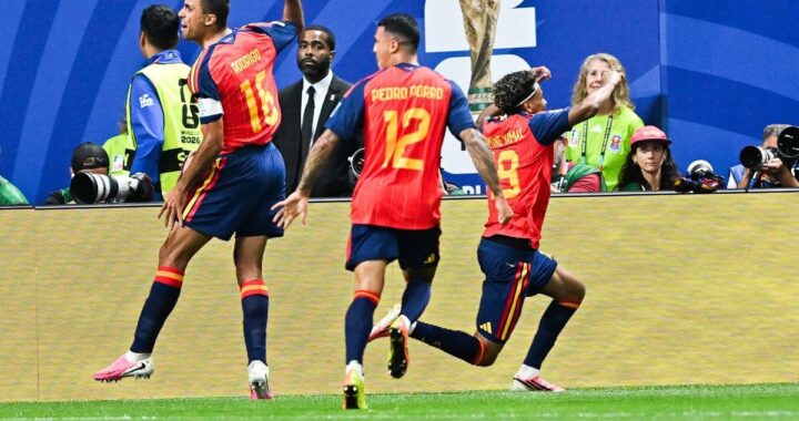 Jugadores de España y Uruguay en acción durante el partido del Mundial en el Estadio Akron