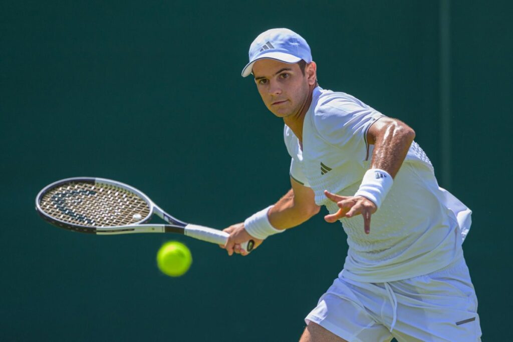 Rafael Jódar y Pablo Carreño en acción durante Wimbledon 2026, duelo generacional en hierba