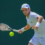 Rafael Jódar y Pablo Carreño en acción durante Wimbledon 2026, duelo generacional en hierba