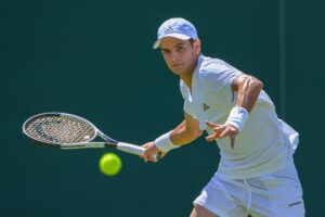 Rafael Jódar y Pablo Carreño en acción durante Wimbledon 2026, duelo generacional en hierba