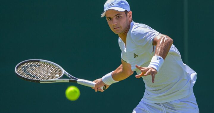 Rafael Jódar y Pablo Carreño en acción durante Wimbledon 2026, duelo generacional en hierba