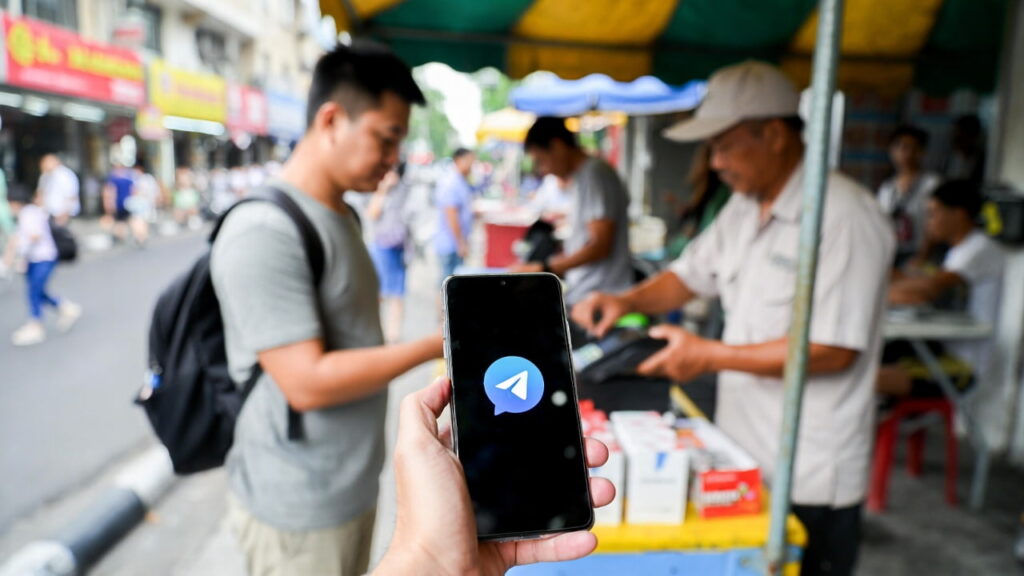 Pantalla de Telegram mostrando el token Gram junto al logo de TON y un gráfico de crecimiento de precios en verde