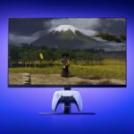 Monitor oficial PlayStation de 27' con carga DualSense integrada y diseño premium en setup gaming