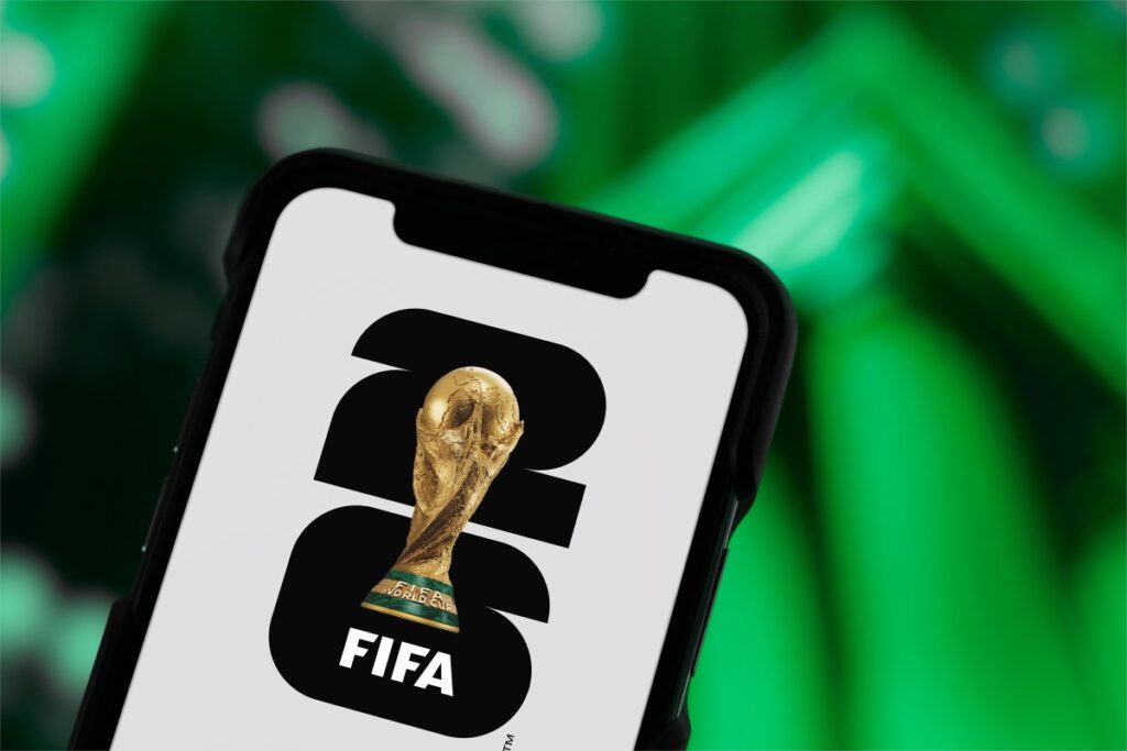 Pantalla de smartphone con alertas de partidos del Mundial 2026 y calendario digital sincronizado