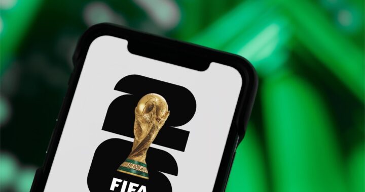 Pantalla de smartphone con alertas de partidos del Mundial 2026 y calendario digital sincronizado