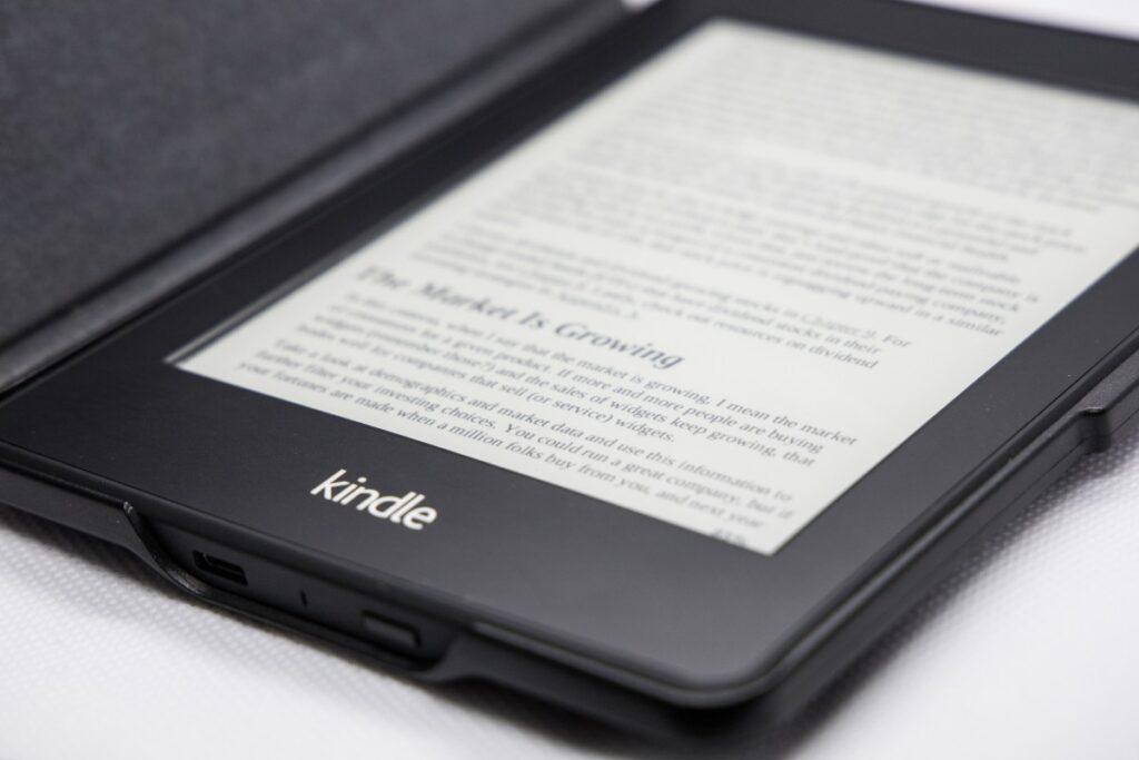 Kindle mostrando funciones ocultas como Word Wise y X-Ray en pantalla de tinta electrónica