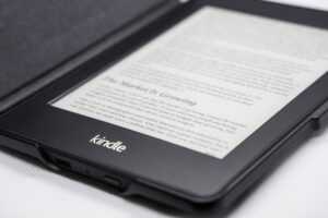 Kindle mostrando funciones ocultas como Word Wise y X-Ray en pantalla de tinta electrónica