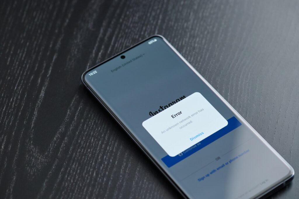 Pantalla de Instagram mostrando alerta de inicio de sesión no reconocido tras ataque con IA de soporte