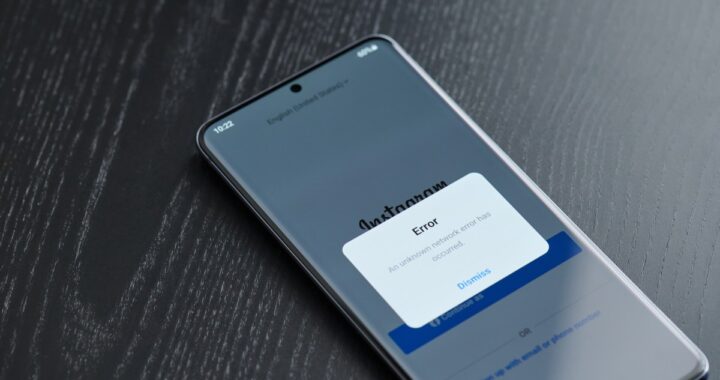 Pantalla de Instagram mostrando alerta de inicio de sesión no reconocido tras ataque con IA de soporte