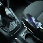 Cargador de auto genérico conectado a un teléfono con riesgo de sobrecalentamiento