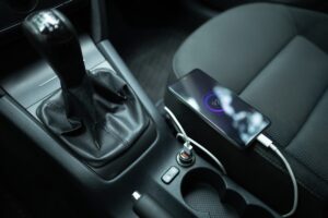 Cargador de auto genérico conectado a un teléfono con riesgo de sobrecalentamiento