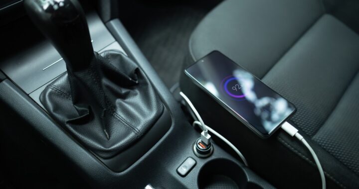 Cargador de auto genérico conectado a un teléfono con riesgo de sobrecalentamiento