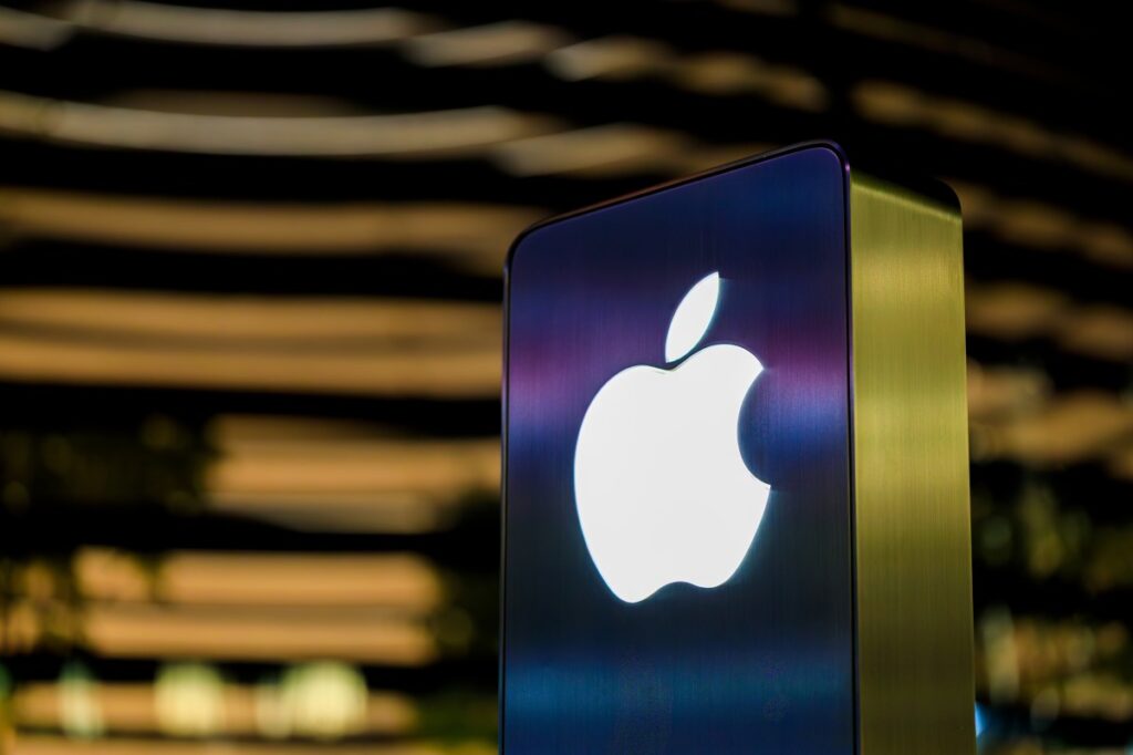 Logotipo de Apple y Google unidos con fondo futurista simbolizando la alianza de Siri con IA Gemini en WWDC 2026