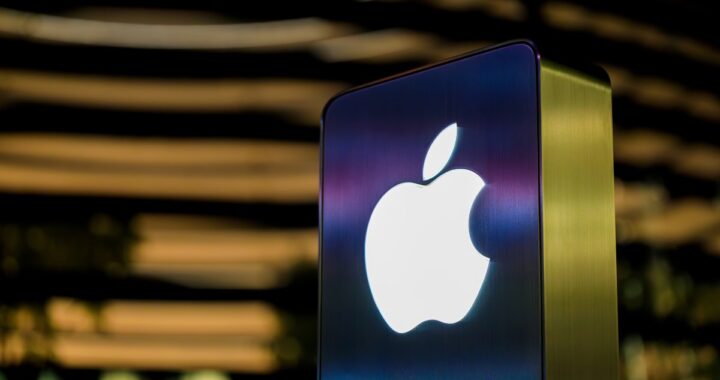 Logotipo de Apple y Google unidos con fondo futurista simbolizando la alianza de Siri con IA Gemini en WWDC 2026