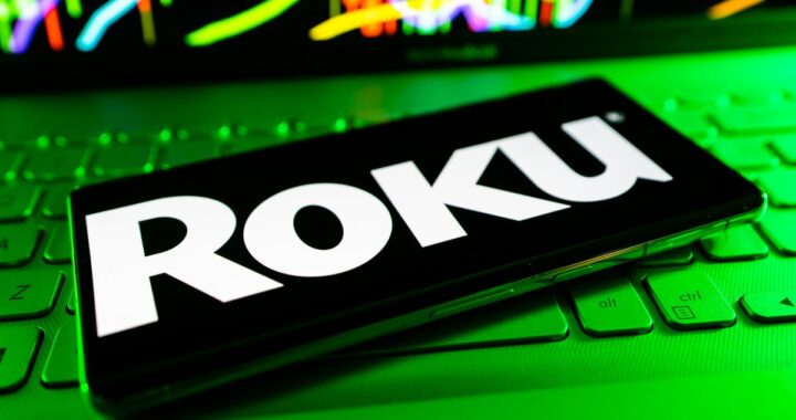 Logos de Fox y Roku fusionados sobre fondo de pantalla de streaming con gráficos de crecimiento