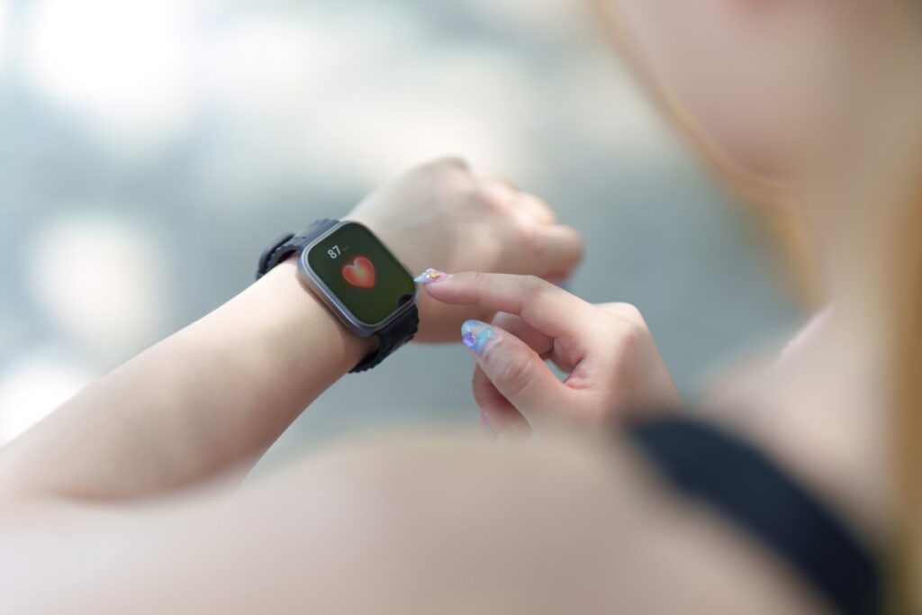 Reloj inteligente deportivo mostrando métricas de entrenamiento en pantalla brillante