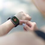Reloj inteligente deportivo mostrando métricas de entrenamiento en pantalla brillante