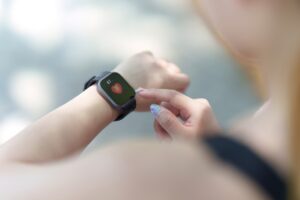 Reloj inteligente deportivo mostrando métricas de entrenamiento en pantalla brillante