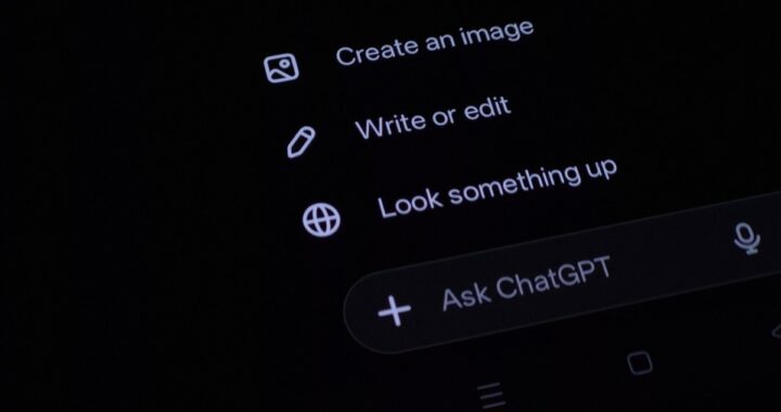 Interfaz de ChatGPT mostrando la opción Lockdown Mode activada para protección de datos sensibles