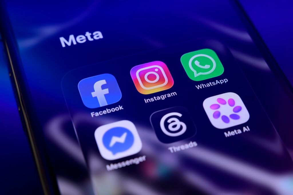 Pantallas en blanco de Facebook, Instagram y WhatsApp durante la caída global de Meta