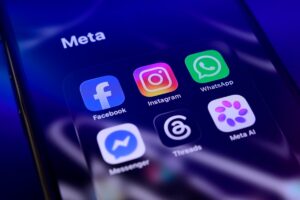 Pantallas en blanco de Facebook, Instagram y WhatsApp durante la caída global de Meta